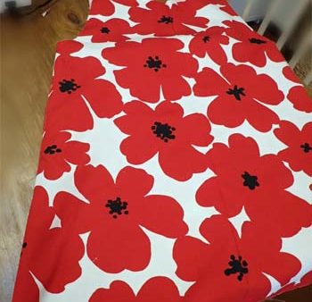 北欧風花柄の生地で　バッククロスのエプロンを作成