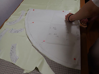 手描きのイラストや、アドビイラストレーターでデザイン画、発注書や指示書の絵型、ファッションイラスト画、プリクリエイトとタッチペンで直感で描けるイラスト表現、アパレル生産業やクリエイティブな活動に必要なイラストレーションスキルが学べる個人レッスンからグループ講習までサポートの洋裁デザイン教室