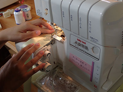 初めての洋裁は本いらず、簡単で趣味を生かしてワンピースなど。ミシンアイロン用具は自分のもので、家がアトリエに。洋裁教室マンツーマンで個人レッスンの習い事、初心者対応基礎から応用まで、縫製に関する事から、デザイン、その発信方法までオールマイティ。 その一部分だけ勉強したい、ちょっとしたコツを伝授してもらいたいなどのご要望でもOK